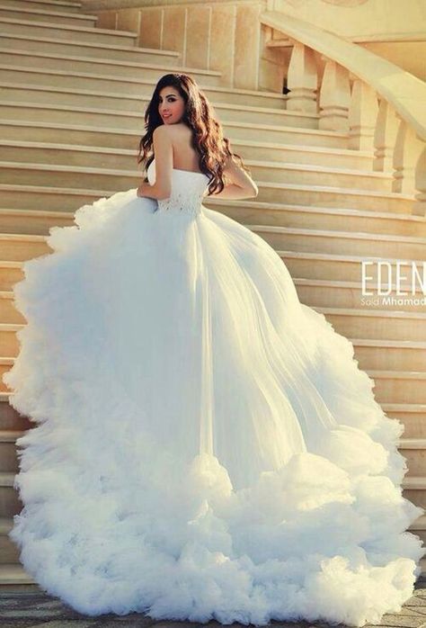 theres my wedding dress. the bottom looks like a cloud Kampot, 2015 Wedding Dresses, A Wedding Dress, White Wedding Dresses, Gorgeous Gowns, Ball Gowns Wedding, Beautiful Wedding Dresses, Ball Gown Wedding Dress, Dream Wedding Dresses