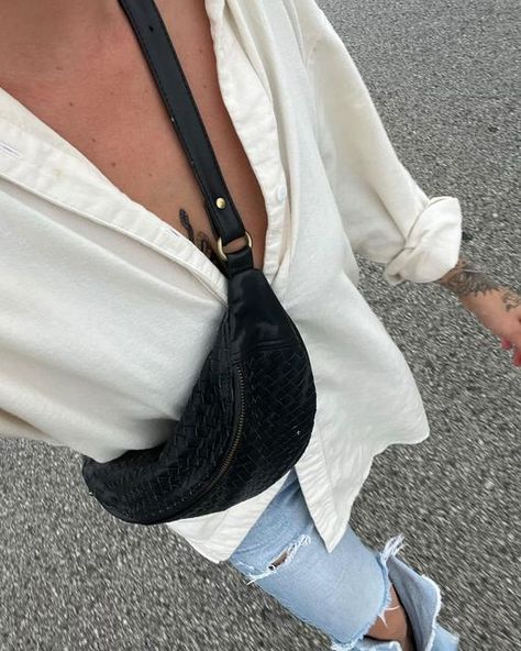 Fannypack Outfits, Fanny Pack Outfit, Autumn Bag, Bum Bag Outfit, Fanny Pack Fashion, Black Fanny Pack, Woven Leather Bag, Timeless Bags, Leather Fanny Pack