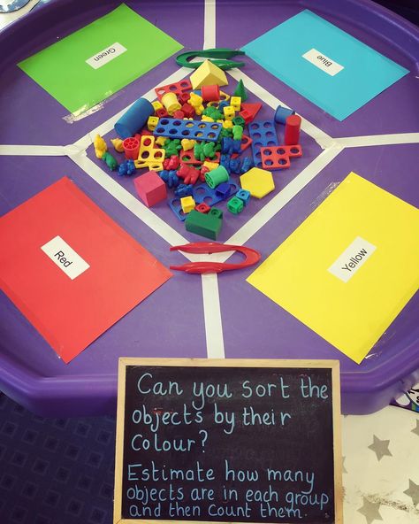 🌈 Maths sorting, estimating and counting activity. Including tweezers for fine motor skill practise and lots of colour! 🌈 #eyfsideas… Early Years Activities, Drawing Tables, Maths Eyfs, Math Sort, Early Years Maths, Numeracy Activities, Continuous Provision, Eyfs Classroom, Tuff Spot