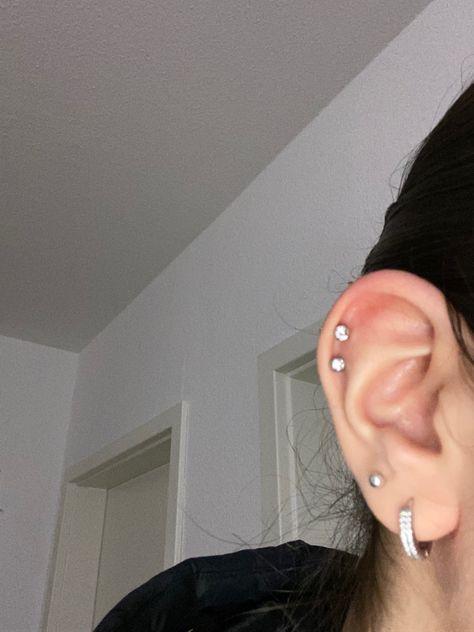 Piercings Ear Helix Ideas, Piercings Double Helix Ear, Double Helix Piercing Ideas, Hidden Helix Piercing, Double Helix Piercings, Triple Helix Piercing, Dream Piercings, Double Helix Piercing, Pretty Piercings