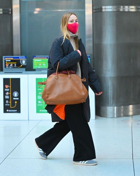 Jennifer Lawrence Street Style, Cooke Maroney, Jennifer Lawrence Style, Comfy Trousers, Minimal Chic Style, Jennifer Lawrence Pics, Oversize Coat, Jfk Airport, Jennifer Aniston Style