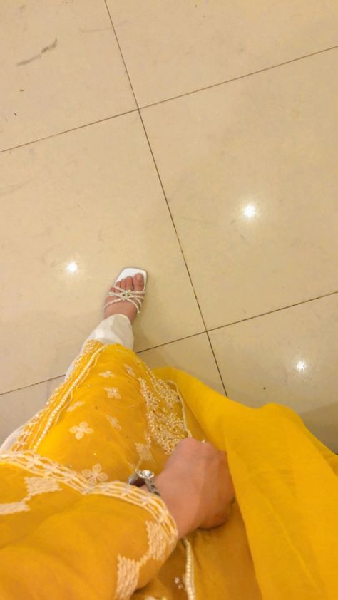 Haldi Vibes Snap, Haldi Snapchat, Haldi Snap, Tomboy Photography, Shaadi Vibes, Haldi Ceremony Decorations, Eid Pics, Aloe On Face, Eid Looks