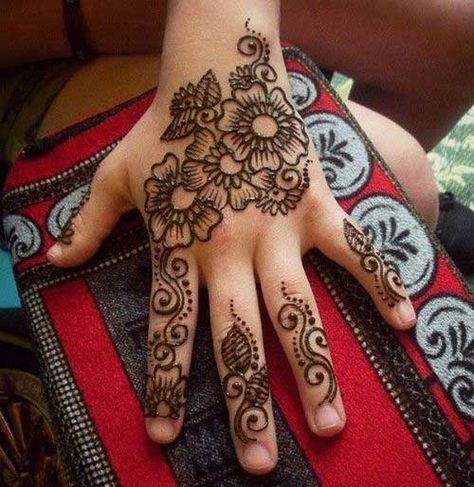 Flowers Mehendi Design for Finger Henna Designs Kids, Kids Mehndi Designs, Cute Henna Designs, Modern Mehndi, Cute Henna, Henna Designs For Kids, Tato Henna, Henna Tattoo Designs Hand, Simple Henna Tattoo