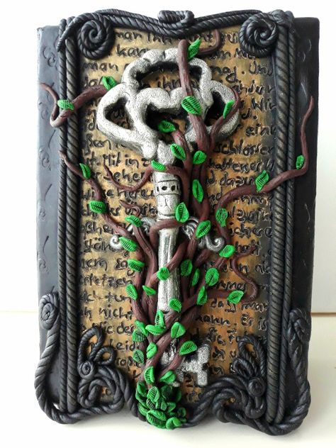 Polymer Clay Cover Box by SuSaBe Fantasy Key Fantasy Key Art, Vintage Clay Art, Art Journal Cover Ideas, Clay Book Cover, Polymer Clay Book Cover, Fantasy Journal Cover, Polymer Clay Journal Covers, Polymer Journal, Journal Cover Ideas