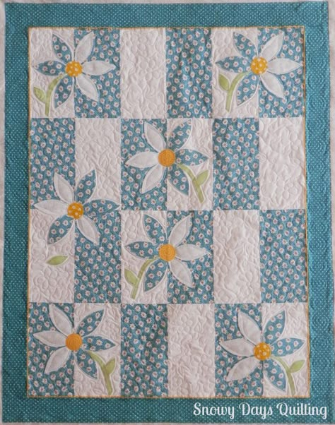 craisy daisy wallflower quilt Spring Quilts Ideas, Flower Quilt Patterns Free, Quilt Flower Patterns, Daisy Quilt Pattern Free, Daisy Quilt Block Pattern Free, Daisy Quilt Block Pattern, Flower Blocks For Quilts, Easy Baby Quilts For Beginners, Cute Quilt Patterns