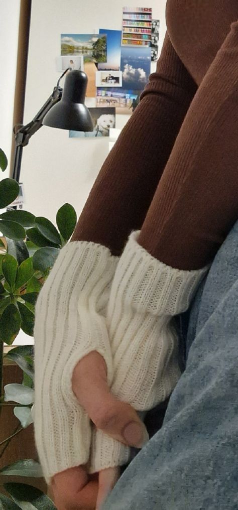 Hand Warmers Aesthetic, Knee Socks Aesthetic, Socks Aesthetic, Warm Aesthetic, Hand Accessories, Aesthetic Aesthetic, Brown Aesthetic, Knee Socks, Fashion Winter