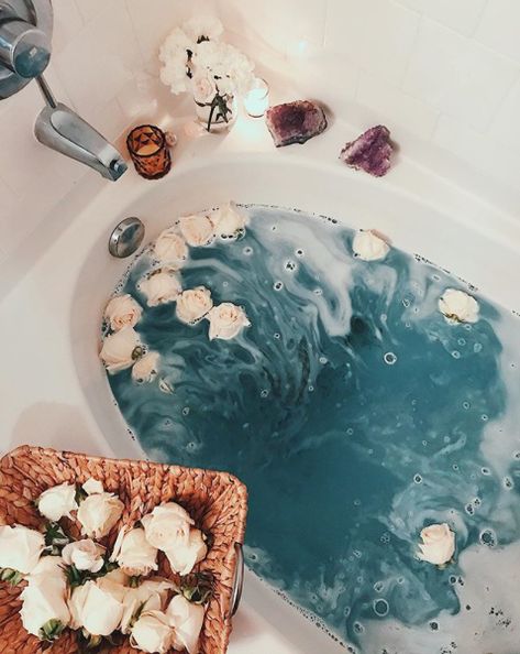 Bath Goals, Aesthetic Bath, Bath Aesthetic, Casa Clean, Spiritual Bath, Dream Bath, Flower Bath, Aromatic Oils, Ritual Bath