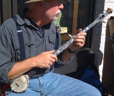 Walking Stick Banjo. One of a variety of homemade mountain- type musical instruments that have been made for centuries. RESEARCH #DdO:) - https://www.pinterest.com/DianaDeeOsborne/instruments-for-joy/ - INSTRUMENTS FOR JOY: Enlarge to see details for this intriguing little banjo photo found on Flickr. The walking stick attaches to the protrusion on the bottom. PHOTO CREDIT: Nina Vas Dias Stick Dulcimer, Learning Banjo, Banjo Building, Clawhammer Banjo, Music Instruments Diy, Internet Design, Banjo Music, Homemade Instruments, Play That Funky Music