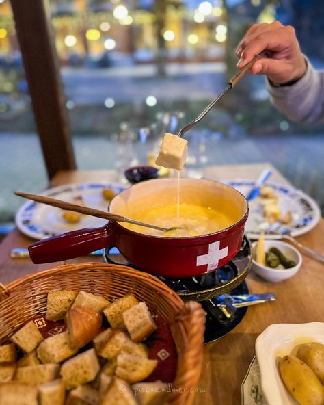 Our Grindelwald Fondue Restaurant Guide. Where to find the best Fondue in Grindelwald. The ultimate Cheese Fondue Grindelwald experience. The post Grindelwald Fondue Restaurants – The Best Fondue In Grindelwald appeared first on piscoandbier. Switzerland Cheese Fondue, Cheese Fondue Switzerland, Cheese Fondue Aesthetic, Fondue Switzerland, Savory Fondue, Hobbit Meals, Switzerland Cheese, Traveler Aesthetic, Fondue Cheese