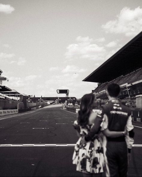 Race Car Boyfriend, F1 Couple Aesthetic, Lando Norris Girlfriend, F1 Couple, Motorsport Aesthetic, Aesthetic Formula 1, Formula 1 Aesthetic, Wag Aesthetic, F1 Girl