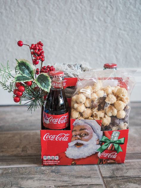 Preschool Christmas Gifts, Coca Cola Gifts, Candy Bar Gifts, Best Gift Baskets, Coca Cola Christmas, Sweet Treats Desserts, Christmas Gifts For Coworkers, Fun Christmas Crafts, Hot Chocolate Bars