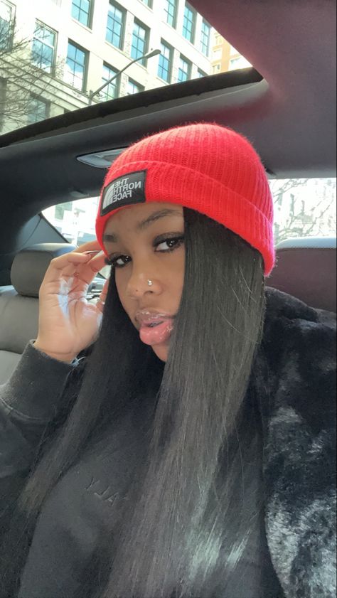 Beanie With Straight Hair, Beanies On Black Women, Christmas Mood Pics, Beanie Outfit Baddie, Fitted Cap Outfit Black Women, Beanies Outfit, Winter Selfies, Beanie Hairstyles, Beanie Outfit