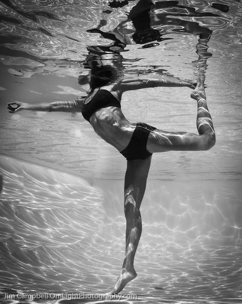 Water yoga Water Yoga, Online Yoga Classes, Yoga Pictures, Sup Yoga, Yoga Community, Acro Yoga, Beautiful Yoga, Yoga Photography, Yoga Health