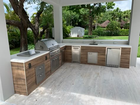 Custom Outdoor Kitchens - Luxapatio Outdoor Kitchen Layout Ideas, Colonial Backyard, Outdoor Kitchen Ideas Modern, Clown House, Custom Outdoor Kitchen, Covered Outdoor Kitchens, Nice Furniture, Man Garage, Living Pool