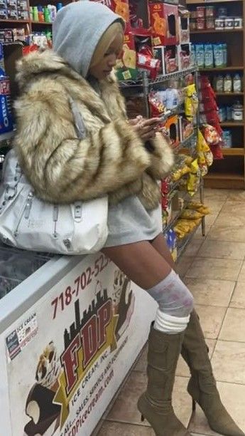 Yeti Boots Outfit, Fur Boots Outfits, Fashion Killa Winter, Office Outfits With Sneakers, Fur Aesthetic, Casual Office Outfits, Fur Boots Outfit, Outfits With Sneakers, Workplace Fashion