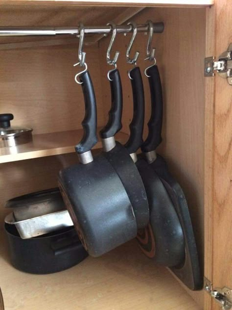 Tension rod hang your pots and pans Easy Storage Ideas, Pot And Pans Organization, Pan Storage, Hanging Pans, Pan Organization, Tension Rods, Desain Pantry, Kabinet Dapur, Kitchen Organization Diy