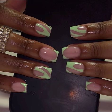 There's a new beauty trend taking over Instagram and it's absolutely stunning. Say hello to "quartz nails". Nail Art Short Nails Green, French Tips Black Women, Short Nails Green, Aka Nails, French Tips Black, Green French Tips, Girls Nail Designs, Quartz Nails, Green Acrylic Nails