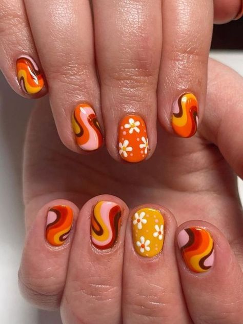 Retro Style Nails, Groovy Fall Nails, Swirl Short Nails, Retro Nail Designs, Groovy Nail Art, 60s Nails, Burnt Orange Nails, Groovy Nails, Boss Nails