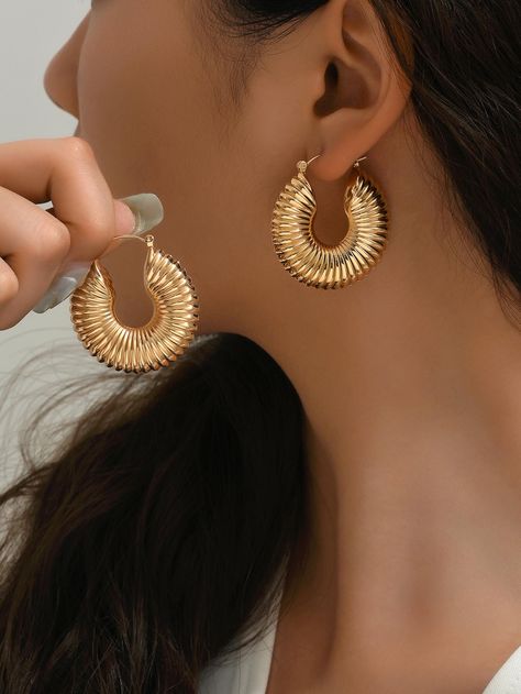 1pair Fashion Plastic Textured Hoop Earrings For Women For Daily LifeI discovered amazing products on SHEIN.com, come check them out! Earring Photography, Trend Earrings, Jewellery Photography Inspiration, Plastic Texture, Avant Garde Jewelry, Luxe Jewelry, Gold Collar, Estilo Punk, Jewelry Photography