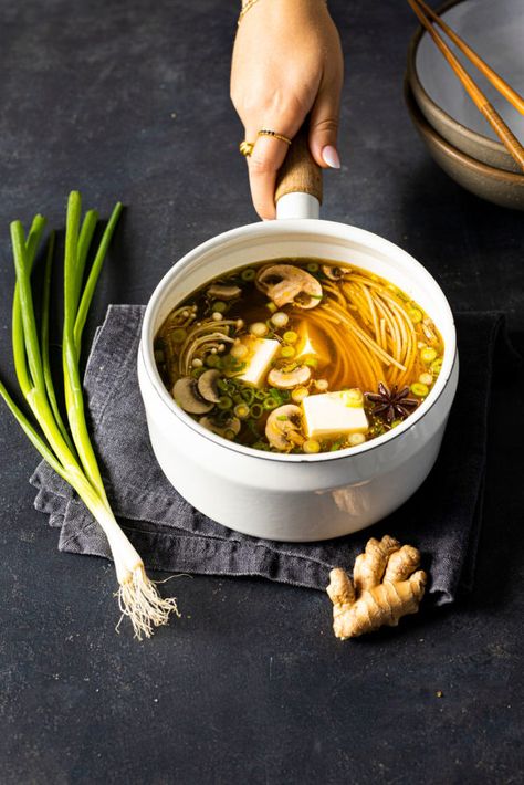 Bouillon asiatique Asian Soup, Asian Inspired Recipes, Cheat Meal, Miso Soup, Asian Cooking, Delicious Soup, Veggie Recipes, Savoury Food, Soups And Stews