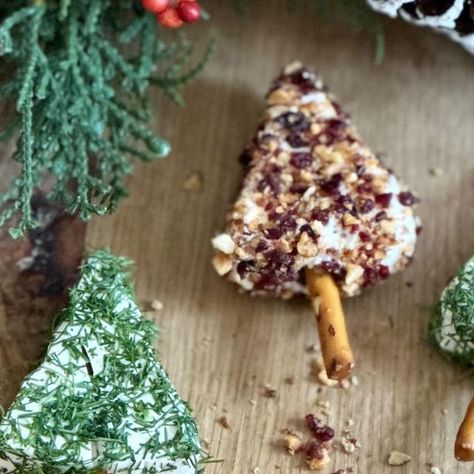 272 likes, 13 comments - xoxomame on November 11, 2023: "CHEESE WEDGE CHRISTMAS TREES 🎄 🎄✨ The cutest little cheese trees for your charcuterie bo..." Mini Brie Christmas Trees, Brie Christmas Trees, Brea Cheese, Boursin Cheese Appetizers, Cheese Trees, Christmas Cheese Tree, Christmas Tree Cheese, Spicy Pecans, Cheese Tree