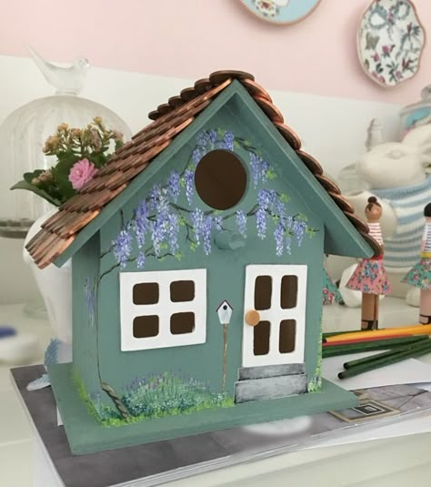 Painted Birdhouses Ideas Simple, Fairy Birdhouse Painting Ideas, Painted Bird Houses Ideas Creative, Painted Bird Feeders Ideas, Aesthetic Bird House Painting, Bird Boxes Ideas Painted, Small Bird Houses Painted, Hand Painted Bird Houses, Cute Painted Bird Houses