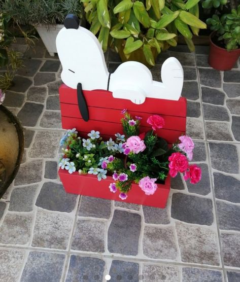 Snoopy House, Bolo Snoopy, Snoopy Dog House, Cute Snoopy, Log Planter, Wood Yard Art, Animal Planters, Handmade Planter, Garden Christmas