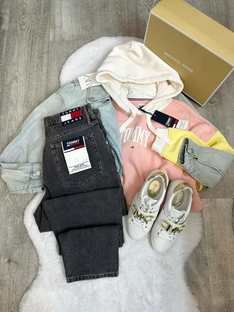 #tommy #tommyhilfiger #hoodie #jeans #blackjeansoutfit #pants #jacket #denim #shoes #shoesaddict #michaelkors #popular #trending #trendingnow #sweatshirt