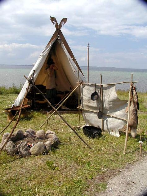 Viking camp at the seaside... Viking Camping, Medieval Camp, Medieval Camping, Viking Tent, Viking Camp, Viking House, Viking Village, Viking Reenactment, Viking Life