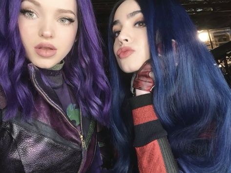 mal and evie Descendants Pictures, Hairspray Live, Evie Descendants, Mal Descendants, Disney Descendants Movie, Descendants Characters, Sophia Carson, Descendants 1, Mal And Evie