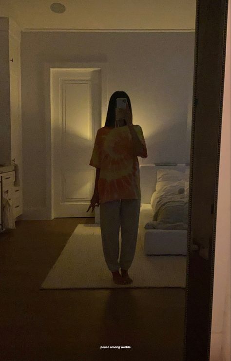 Madison Beer Instagram, Beer Room, Pajama Day At School, 6th Form Outfits, Madison Beer Outfits, Beer Outfit, Pajama Day, Photo Pose Style, Mirror Pic