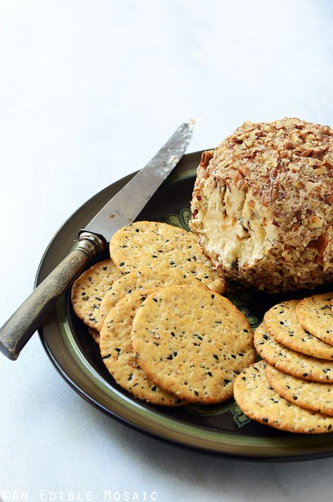 This French Onion Soup Cheese Ball makes a great party appetizer! When it comes to appetizers in general and cheese balls in particular, I’m of the mind that flavors should be big and bold. Go big … French Onion Soup Cheese, Soup Cheese, Cheddar Cheese Ball, Diy Cheese, Ball Recipes, Lipton Onion Soup Mix, French Onion Soup Recipe, Quick And Easy Soup, Cheese Chips