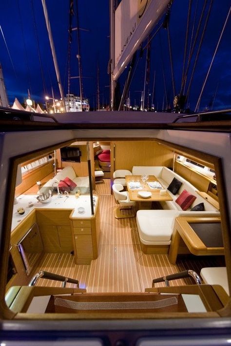 Liveaboard Boats, Boat Interior Design, Sailboat Interior, Boat Interiors, Sailboat Living, Navi A Vela, Nice Kitchen, Living On A Boat, Yacht Interior