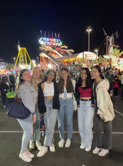 Fair Best Friend Pictures, Theme Park With Friends, Fun Fair Outfit, Cute Fair Pics With Friends, Amusement Park With Friends Aesthetic, Amusent Park Aesthetic Friends, Amusement Park Party, Fair Pictures, Fair Outfits