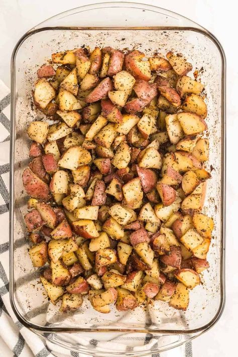 These roasted baby red potatoes are an easy and yummy side dish! Mini Red Potatoes Recipes, Roasted Baby Red Potatoes, Red Potatoes Recipe, Red Potato Recipes, Potatoes Roasted, Easter Party Food, Red Potato, Red Skin Potatoes, Small Red Potatoes