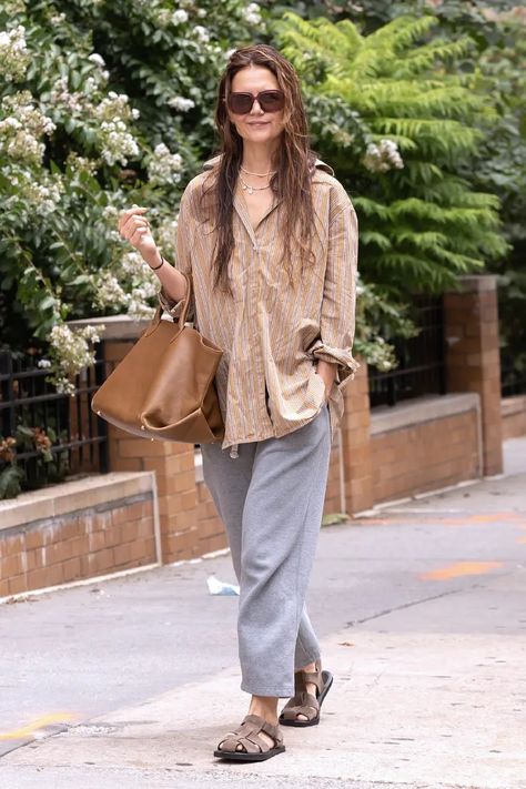 Katie Holmes Wore This French Girl–Loved Top While in NYC | Who What Wear UK Katie Holmes Style, Outfits With Striped Shirts, Simple Summer Style, Vogue France, Beige Trench Coat, Anti Fashion, Trending Sandals, Denim Trends, French Women