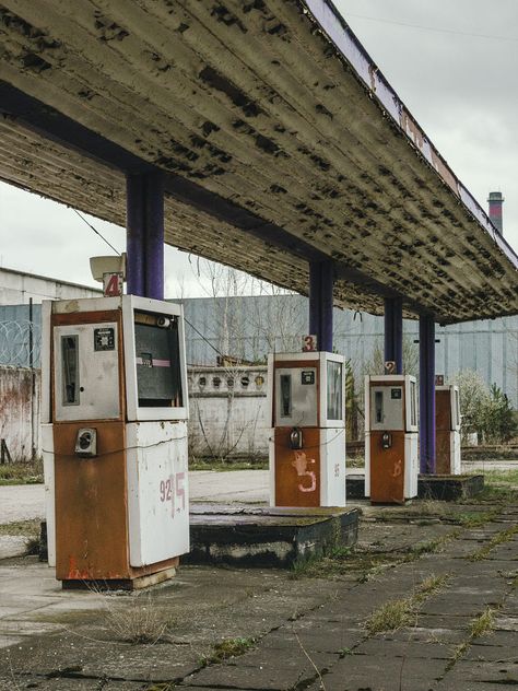 Retro Gas Station, Apocalyptic City, Old Fashioned Photos, Old Gas Pumps, Reflection Pictures, Shooting Ideas, Station Service, Editorial Photoshoot, Old Gas Stations