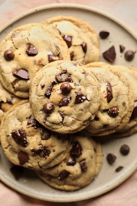 How to make the best vegan chocolate chip cookies in the world in 1 bowl! Soft, chewy, full of chocolate chips with a gluten free option. Vegan butter or coconut oil, truly the most perfect recipe! Vegan Soft Chocolate Chip Cookies, Gluten Free Vegan Chocolate Chip Cookies, Vegan Chocolate Chip Cookies Recipe, Vegan Choc Chip Cookies, Santa Slay, Best Choc Chip Cookies, Best Vegan Chocolate Chip Cookies, Cookie Base Recipe, Vegan Chocolate Chip Cookie Recipe