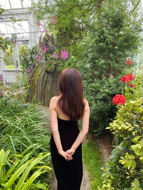 Prom dress pictures aesthetic arboretum garden flowers spring summer Botanical Garden Instagram Pictures, Poses In Flower Garden, Garden Photography Poses, Floral Dress Poses, Garden Photoshoot Aesthetic, Garden Pictures Poses, Arboretum Photoshoot, Garden Photoshoot Ideas, Botanical Garden Photo Shoot