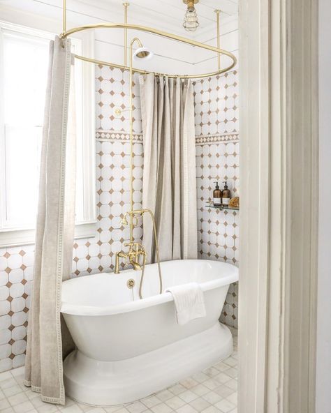 https://www.instagram.com/p/CCbBLyXssLE/?igshid=3sxd7rvzlhbs White Bathroom Tiles, Cle Tile, Decor Baie, Zellige Tile, Gold Bathroom, White Tiles, Bath Tub, Décor Diy, Mug Design