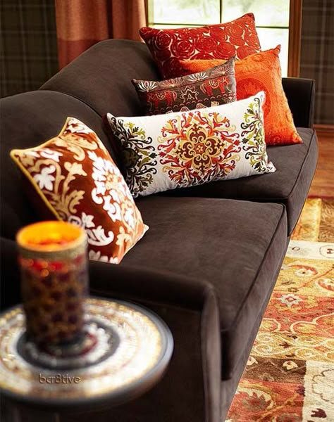 Los cojines siempre son una pieza importante que complementa tu sala, busca tonos que combinen con tus muebles. Living Room Decor Brown Couch, Brown Living Room Decor, Brown Couch, Bantal Sofa, Trendy Living Rooms, Brown Furniture, Brown Living Room, Brown Sofa, Living Room Colors