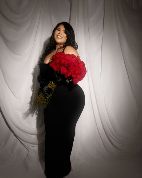 Glowing 🥀✨ Black Dress Red Roses Photoshoot, Black Dress Red Roses, Red Roses Photoshoot, Foto Birthday, Roses Photoshoot, Dark Photoshoot, 25 Birthday, Birthday Vibes, Aesthetic Poses