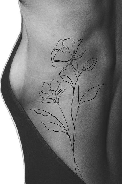 Back Tatoo For Black Women, Grunge Flowers Tattoo, Back And Side Tattoo, Shoulder Flower Tattoos For Women Black, Tattoo Flowers Back, Back Flower Tattoo Women, Flowy Flower Tattoo, Women’s Side Tattoos, One Line Tattoo Woman