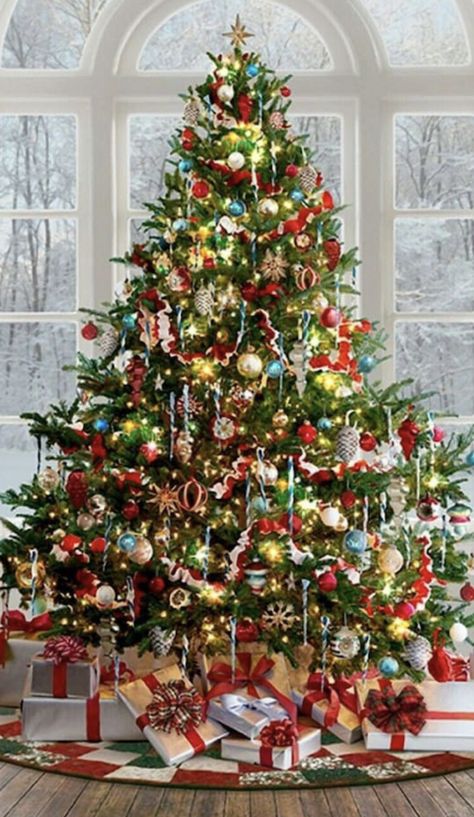 Tree In Front Of Window, 90s Christmas Tree, Traditional Christmas Tree Decorations, Auntie Claus, Nostalgic Christmas Tree, Best Christmas Destinations, Classical Christmas, Old Fashion Christmas Tree, Amazing Christmas Trees