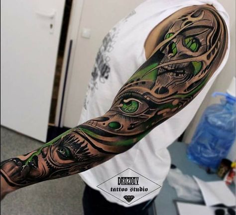 Mens Full Sleeve Tattoo, Tato Realis, Biomech Tattoo, Arm Sleeve Tattoos For Women, Green Tattoos, Skull Sleeve Tattoos, Full Arm Tattoos, Biomechanical Tattoo, Geniale Tattoos