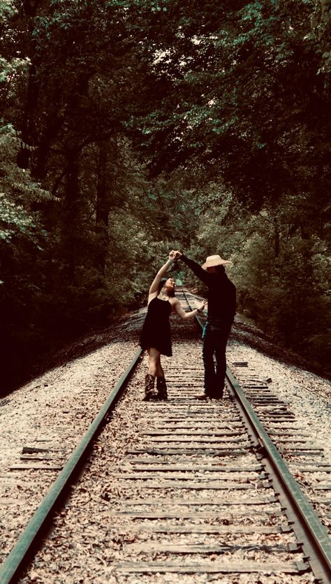 Hoco Pics 2 Couples, Zoo Engagement Pictures, Train Track Family Photoshoot, Railroad Track Photoshoot, Train Track Poses, Train Track Couple Photoshoot, Md Poses, Train Track Photoshoot, Railroad Engagement Pictures