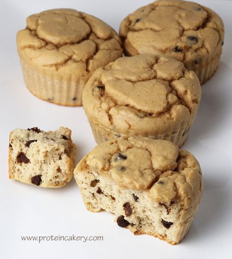 chocolate-chip-protein-muffins-gluten-free Breakfast Muffins Protein, Chocolate Chip Protein Muffins, Muffins Protein, Cheeseburger Quesadilla, Low Carb Flammkuchen, Muffins Blueberry, Muffins Gluten Free, Healthier Sweets, High Protein Desserts