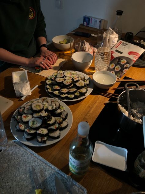 Cooking Night With Friends, Eating With Friends, Things To Cook With Friends, Friends Dinner, Cooking With Friends, Sushi Making Party, Making Sushi At Home Aesthetic, Making Sushi Aesthetic, Cooking Sushi