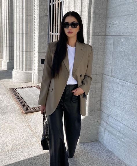 Olive Green Blazer Outfit Work, Black Leather Pants White Top, Olive Blazer Outfit, Khaki Blazer Outfit Women, Olive Green Blazer Outfit, Khaki Blazer Outfit, Warm Winter Outfit, Green Blazer Outfit, Vinter Mode Outfits