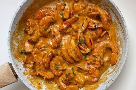 Mozambican peri-peri prawns recipe Peri Peri Prawns, Peri Peri Recipes, Cape Malay, Seafood Lunch, Prawns Recipe, Spicy Seafood, Prawn Recipes, Peri Peri, Weekend Meals